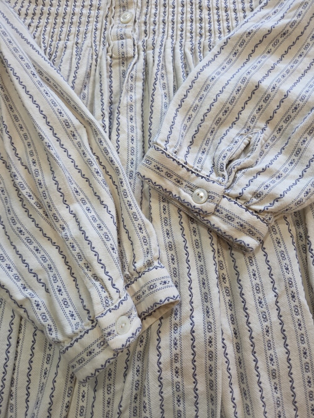 VTG LL Bean Cotton Dobby Nightgown Pintuck Pleats Size Large Cream Blue Cottage - Picture 9 of 11